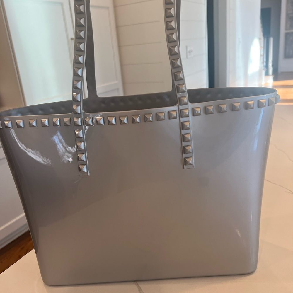 Carmen Sol Seba Mid Tote- metallic jelly